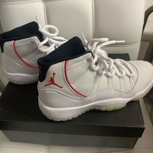 Boys Size 6 Platinum Tint / University Red Sail